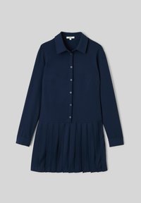 Robe-chemise bleu marine à manches longues avec col, devant boutonné et ourlet de jupe plissé sur fond gris clair.