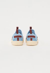 Sinised võrgust sneakers pruunide aktsentidega, millel on tekstuuriga tald ja tagaküljel tõmblukuga kinnitus lihtsaks selga panemiseks. Kerge disain, hingav materjal.