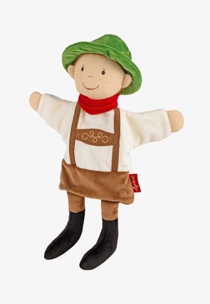 Poupée en peluche douce avec un chapeau vert, une écharpe rouge, une chemise blanche, des salopettes brunes, des chaussures noires et des traits faciaux y compris des taches de rousseur et un sourire.