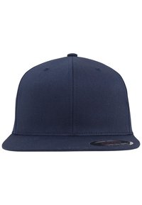 Marineblå baseball caps med flat skygge, laget av teksturert stoff, med seks ventilasjonsåpninger og et logomerke på visiret.