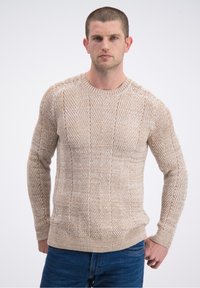 Beiger Strickpullover mit strukturiertem Fischgrätmuster, geripptem Ausschnitt, Bündchen und Saum; figurbetontes Design, weicher Stoff, legere Stil.