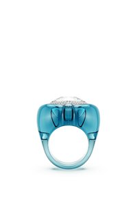 Transparent blå resinring med en rund, fasetterad klar sten omgiven av små klara stenar, med en slät, rundad design.