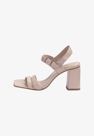 Beige lederen sandaal met open teen, twee voorste banden, verstelbare enkelriem met gespsluiting en een blokhak.