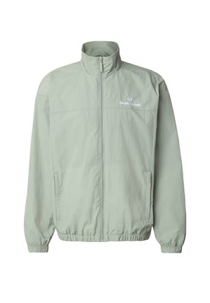 Lys grå glidelåsjakke med høy krage, elastiske mansjetter og kant, sidelommer og hvit Sergio Tacchini-logo på brystet.