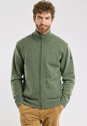 Grüner Zip-Hoodie mit hohem Kragen, gerippten Bündchen und strukturierter Oberfläche, aus weichem Stoff gefertigt. Mit einem Logo am Ärmel.