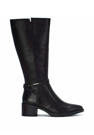 Bota negra de cuero hasta la rodilla con tacón bajo de bloque, puntera puntiaguda y detalle de correa decorativa alrededor del tobillo sobre fondo blanco.