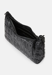 Mala preta texturizada feita de material brilhante com letras embossadas, apresenta um fecho de zip e um bolso interior para organização.