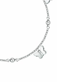 Bracciale in argento con sfere di perline e un charm a farfalla con una superficie liscia e riflettente. Design semplice ed elegante.