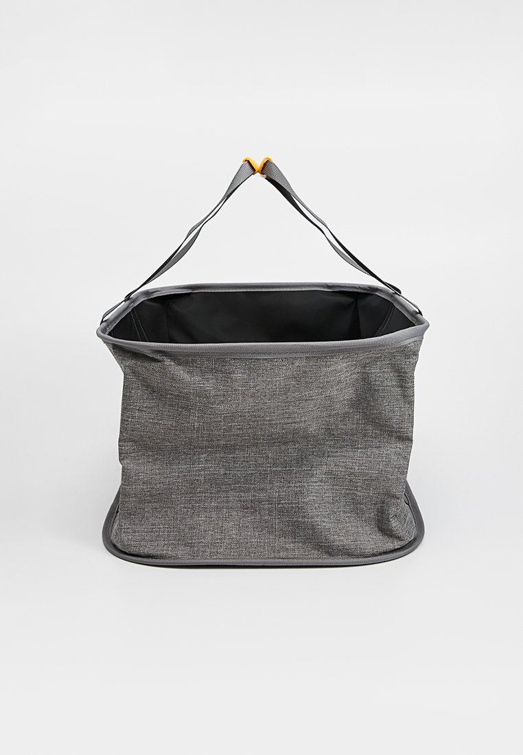Borsa di stoccaggio in tessuto grigio con un design strutturato, dotata di una fodera nera, doppie maniglie nere e un accento giallo a contrasto nella parte superiore.