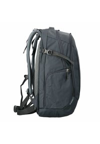 Mochila negra, fabricada con tela resistente, con correas acolchadas ajustables, un bolsillo frontal con cremallera y detalles de malla para ventilación.