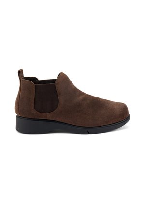 Botines de ante marrón con paneles laterales elásticos, puntera redondeada y suela de goma negra. Textura suave con un diseño mínimo.