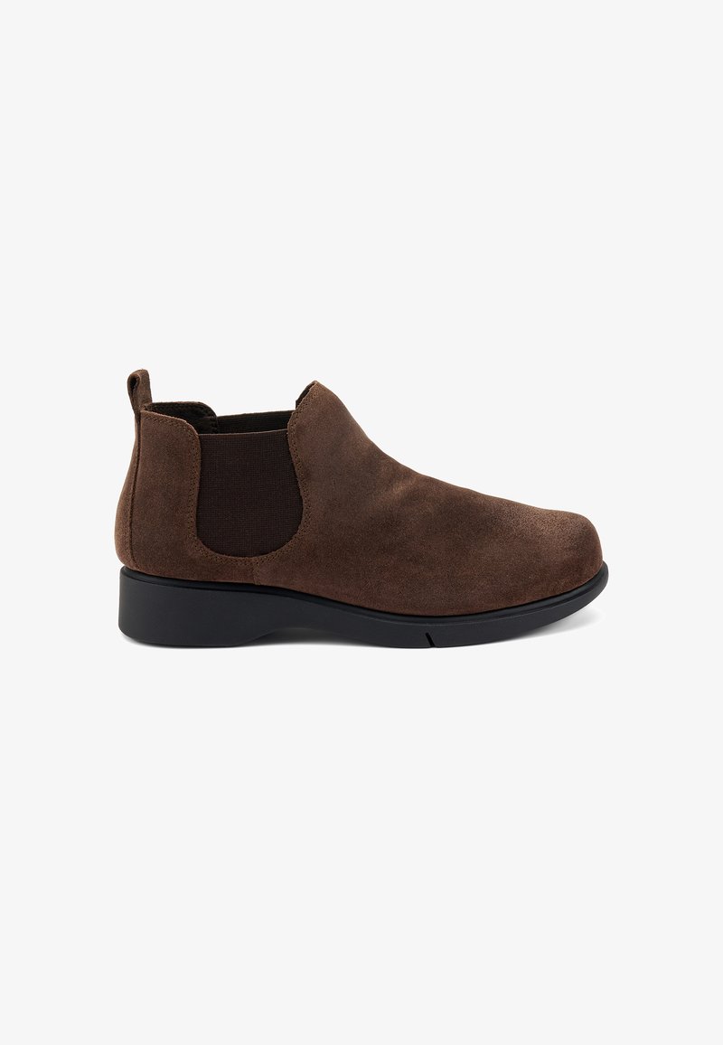 Botines de ante marrón con paneles laterales elásticos, puntera redondeada y suela de goma negra. Textura suave con un diseño mínimo.