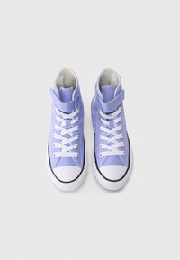 Αθλητικά παπούτσια υψηλού άνω μέρους σε λευκόχρωμο καμβά με λευκά κορδόνια, αντιθετική  μαύρη λαστιχένια σόλα και επενδυμένο πέλμα. Διαθέτουν λουράκι στον αστράγαλο.