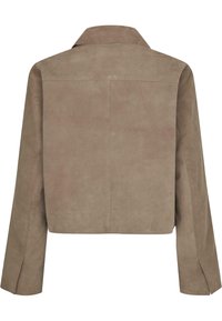 Rövidített, barna velúr dzseki gallérral és hosszú ujjakkal. A hátsó nézet a varrásokat és a minimális részletezést mutatja. Puha tapintású, modern szabású.