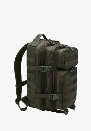 Mochila de camuflaje con múltiples compartimentos, cierres de cremallera, correas ajustables y cintas para accesorios; tonos verdes y marrones.