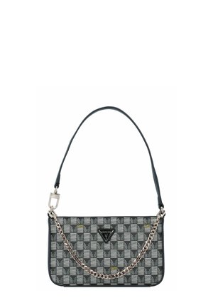 Sac à motifs noirs et gris avec une bandoulière en chaîne argentée, une poignée en cuir et un accent de logo. Forme rectangulaire plate avec fermeture éclair.