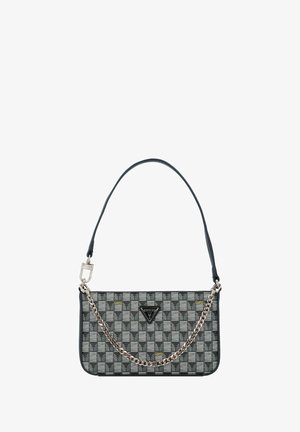 Zwarte en grijze patroon tas met een zilveren kettingriem, leren handvat en logo-accent. Vlakke rechthoekige vorm met ritssluiting.