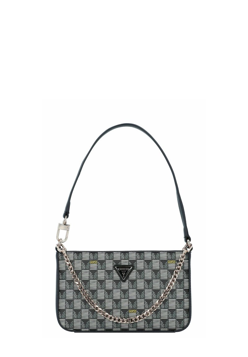Sac à motifs noirs et gris avec une bandoulière en chaîne argentée, une poignée en cuir et un accent de logo. Forme rectangulaire plate avec fermeture éclair.