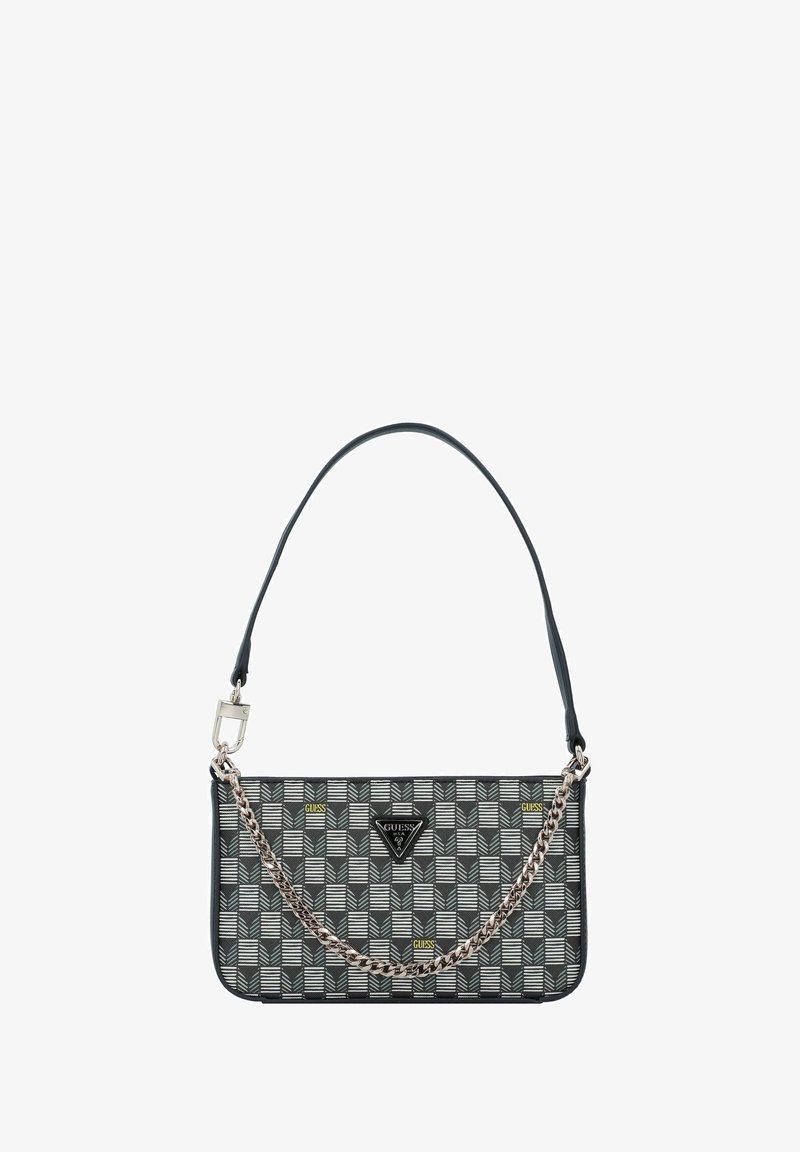 Sac à motifs noirs et gris avec une bandoulière en chaîne argentée, une poignée en cuir et un accent de logo. Forme rectangulaire plate avec fermeture éclair.