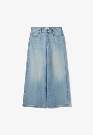 Vaqueros de pierna ancha en azul claro con cintura alta, cierre frontal de botón y cremallera, y diseño de cinco bolsillos.