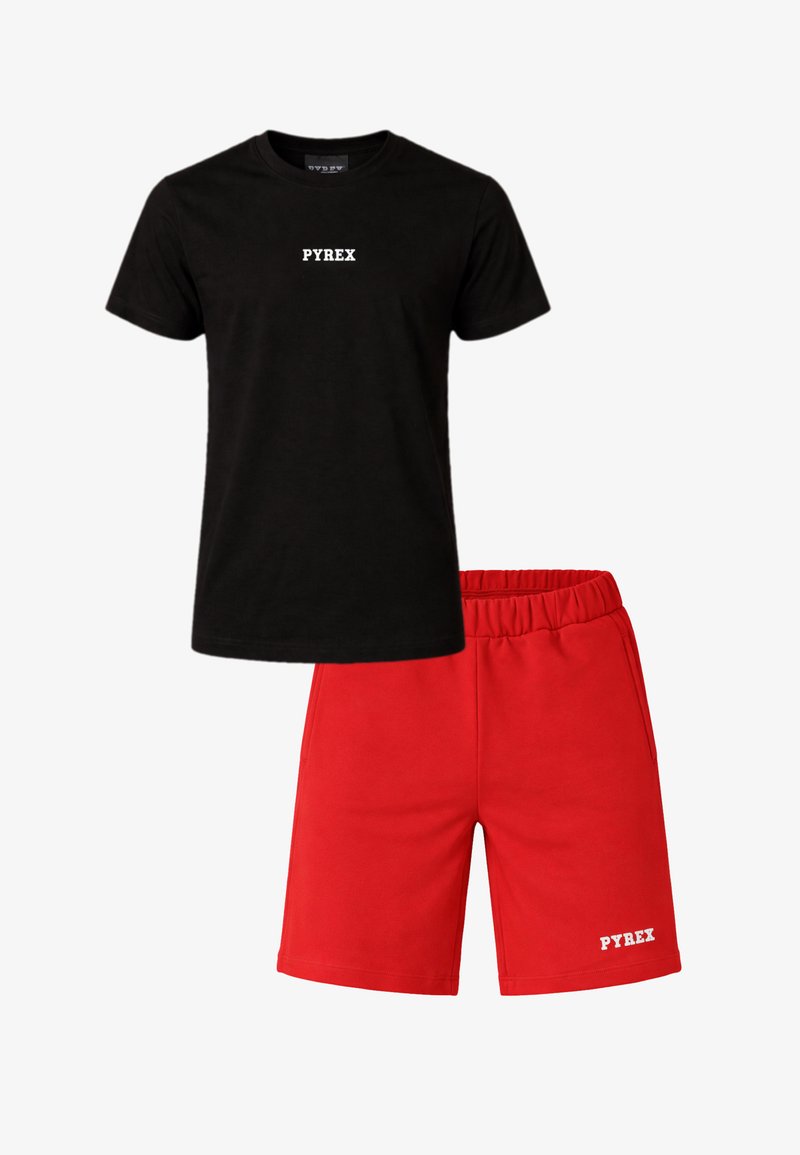 Maglietta nera a maniche corte con scritta "PYREX" e pantaloncini elasticizzati rossi con scritta "PYREX" sulla gamba sinistra.