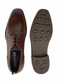 Braune Lederschuhe mit klassischem Design, runder Zehenpartie, Schnürverschluss und strukturiertem Gummisohle mit runden Grips.