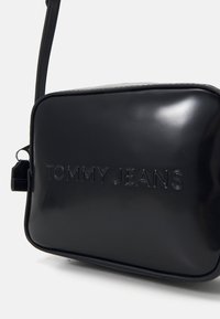 Tommy Jeans MUST CAMERA BAG SEASONAL - Cross body bag - black