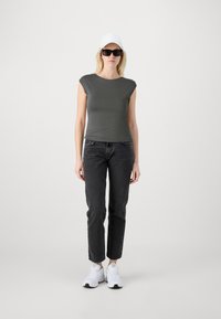 Gina Tricot SOFT TOUCH OPEN BACK - T-shirt con stampa - stone