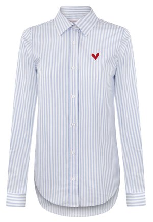 Blau-weiß gestreiftes Hemd mit Knopfleiste, mit einer roten Herzstickerei auf der Brust. Aus weichem Baumwollmaterial, taillierte Passform.