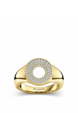 Guldring med rund åben midte, besat med små diamanter rundt om cirklen, indgraveret med "SIF JAKOBS" på indersiden af båndet.