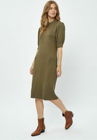 PEPPERCORN TANA NECK HALF SLEEVE  - Svetríkové šaty - capers