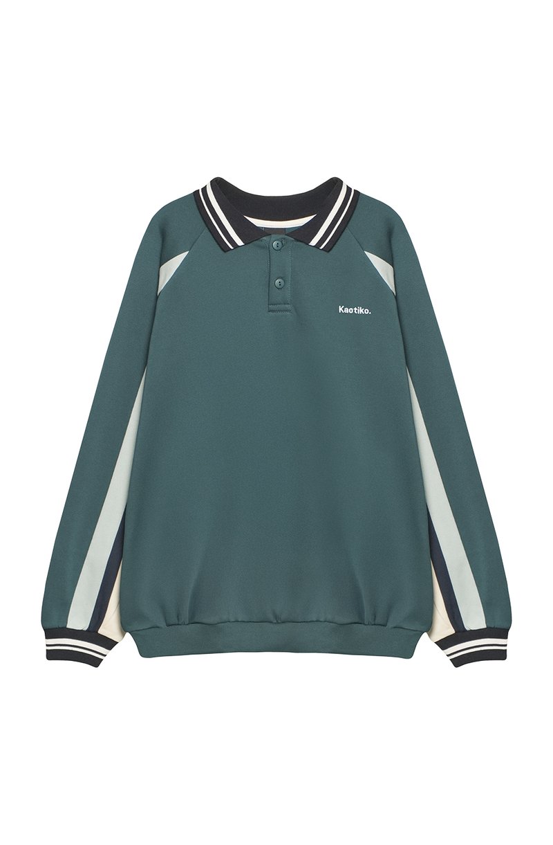 Türkiz pulóver fekete és fehér csíkozott gallérral. Fehér és tengerészkék oldalsó csíkokkal rendelkezik, és egy kis logó található a mellkasán. Puha szövet textúra.