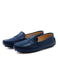 Navyblaue Leder Slipper mit einer strukturierten Oberfläche, runder Spitze, dekorativen Nähten und einer Gummisohle für Halt und Komfort.