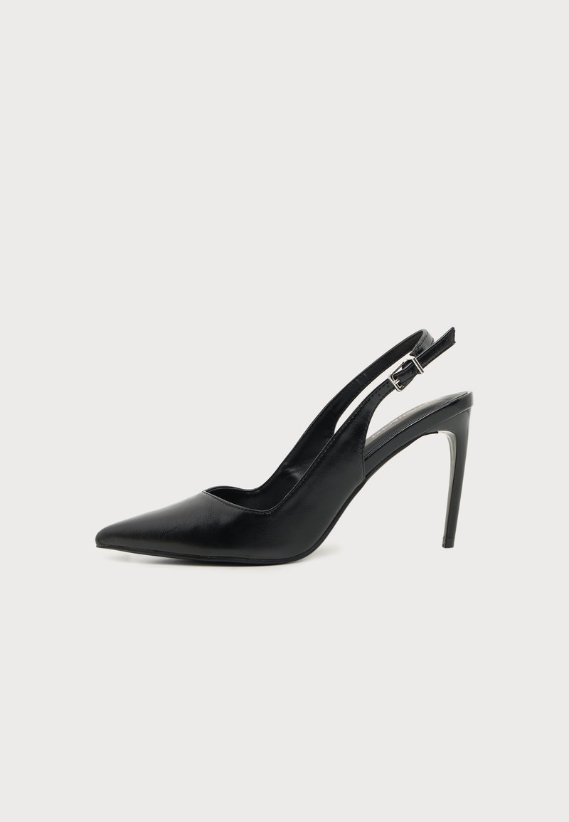 Escarpin noir en cuir à bout pointu avec bride fine et boucle argentée, sur un fond clair uni.