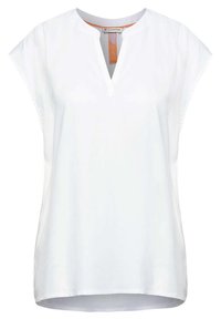 Blusa bianca a maniche corte con scollatura a V e vestibilità rilassata, dotata di un piccolo etichetta arancione all'interno del colletto.
