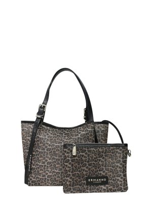 Due borse con stampa leopardata con manici in pelle nera; una tote e una pochette più piccola con zip etichettata "ERMANNO FIRENZE."