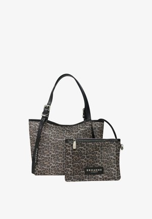 Due borse con stampa leopardata con manici in pelle nera; una tote e una pochette più piccola con zip etichettata "ERMANNO FIRENZE."