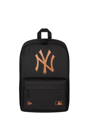 Mochila negra con un gran bolsillo delantero que presenta un logotipo naranja estilizado y dos pequeños logotipos de marca naranja en la parte inferior.