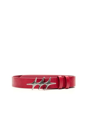 Ceinture en cuir rouge avec une boucle en argent unique en forme de trois pointes reliées, présentée enroulée sur un fond blanc.