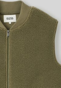 Gilet en polaire vert olive avec un col rond et des bordures côtelées, dotée d'une fermeture éclair frontale et d'un tissu texturé pour la chaleur et le confort.
