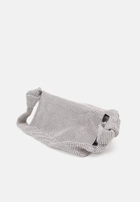 Borsa a rete argentata con superficie testurizzata, dotata di una lunga tracolla, apertura superiore e lati arricciati. Il design include un motivo scintillante.