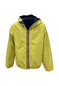 Giacca impermeabile gialla con interno blu navy, cappuccio aderente, zip frontale completa e logo sul petto. Tessuto liscio con leggero lucido.