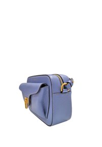 Borsa a tracolla in pelle di color blu chiaro con superficie testurizzata, hardware dorato e chiusura con zip, dotata di patta e tracolla regolabile.