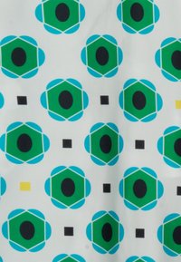 Tessuto con motivo che presenta forme geometriche in teal, verde e nero su uno sfondo bianco. Include esagoni, cerchi e quadrati.