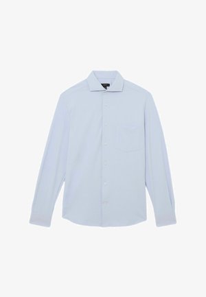 Lyseblå langærmet skjorte med knapper, spids krave og en enkelt brystlomme, lagt fladt på en hvid baggrund.