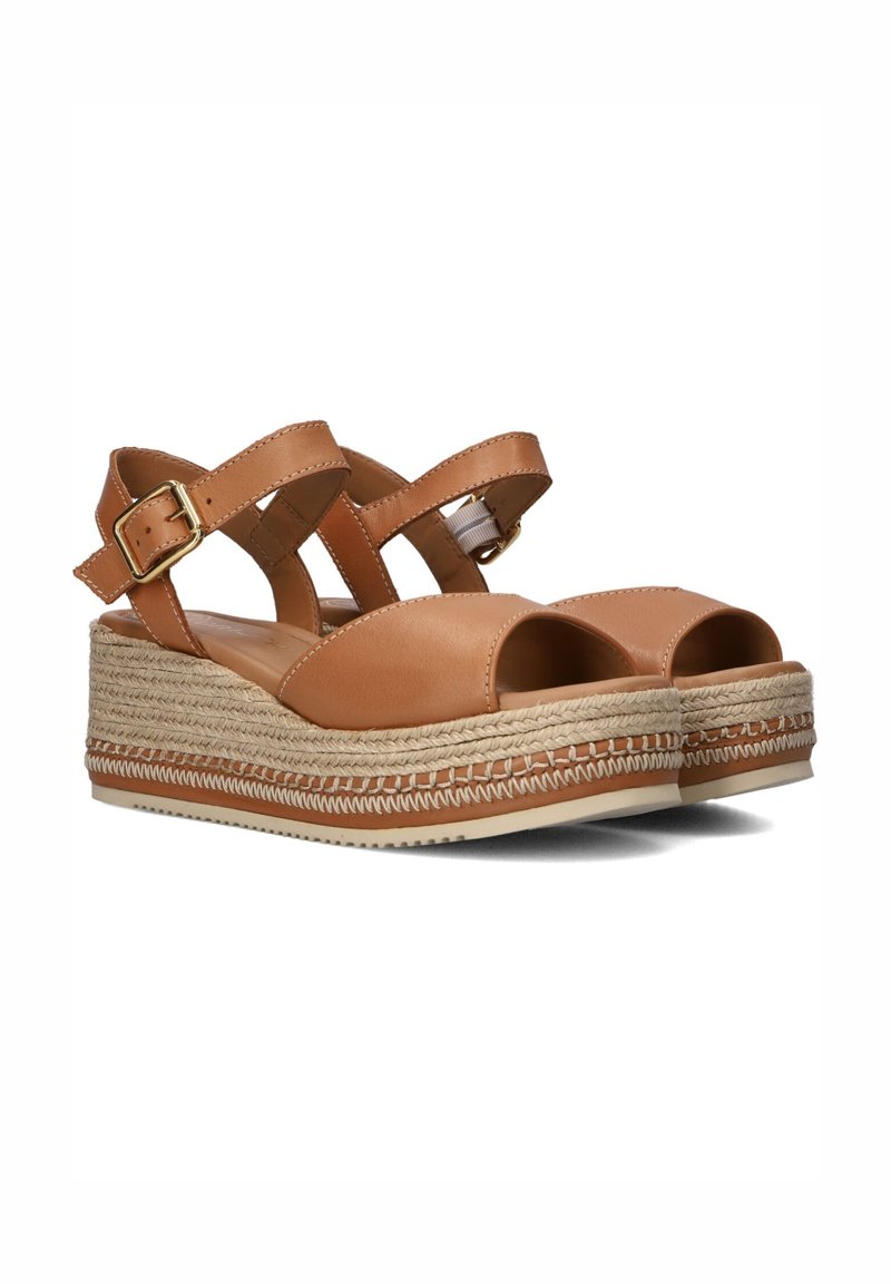 Sandali platform in pelle marrone con cinturini incrociati, punta aperta e suole avvolte in juta con dettaglio intrecciato e chiusura a fibbia.