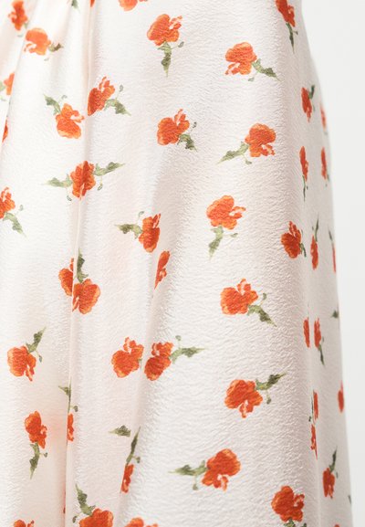 Virágos szövet krémszínű háttérrel. Egyenletesen elhelyezett narancssárga virágok zöld levelekkel. Sima textúra lágy fényes felülettel.