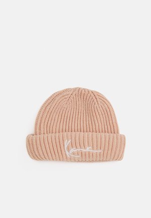 Pehmeast roosast lõngast kootud beanie, millel on keeratud serv. Ees on valge brodeeritud logo. Kogu tootel on tekstuuriga ribade disain.