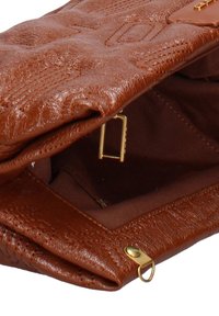 Borsa a mano in finto cuoio marrone con superficie texturizzata, dettagli in hardware dorato e interno foderato in tessuto marrone. La patta aperta rivela l'interno.