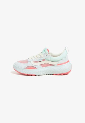 Sneakers w mieszance białego i pastelowych kolorów, z siateczkową cholewką, teksturowaną podeszwą oraz masywnym designem z różowymi akcentami.